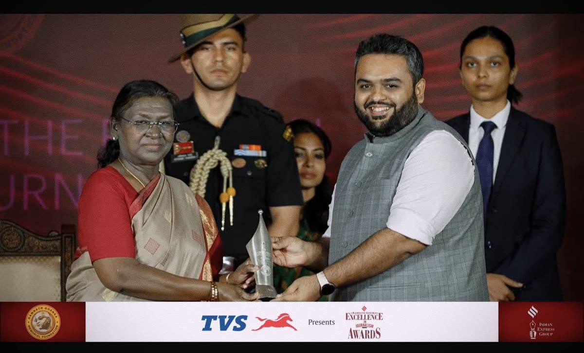 Jeet Mashru receiving the Ramnath Goenka Award
